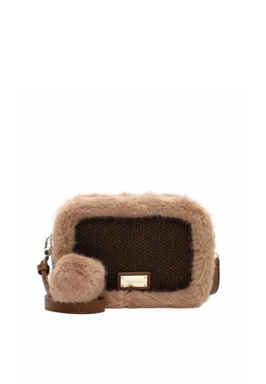 Sac à main rectangulaire marron avec bordure duveteuse et accessoire pompon, avec une petite plaque de marque métallique à l'avant et une bandoulière en cuir.