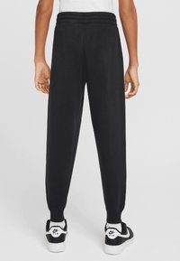 Nike Sportswear CLUB UNISEX - Treniņtērpa apakšdaļas - black/smoke grey/university red