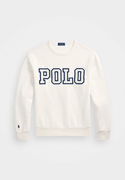Sweatshirt alb cu "POLO" scris cu litere mari de culoare bleumarin, guler rotund, mâneci lungi, manșete și tiv din țesătură elastică, având un mic logo pe mâneca stângă.