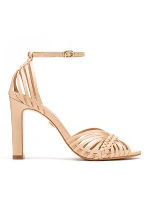Nude sandały na wysokim obcasie z paskami, z plecionymi detalami, smukłym paskiem wokół kostki i szpilką. Wykonane z gładkiej skóry o połyskującym wykończeniu.