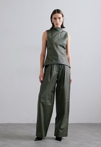 REMAIN Topper - deep depths