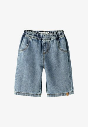 Lyseblå denimshorts med elastisk linning, forlommer og brun syning, designet til afslappet brug.
