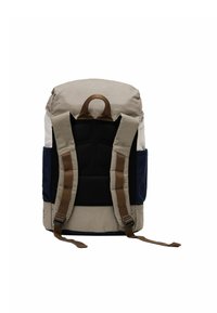 Rucksack mit abgerundetem Deckel, aus beigem Stoff, mit dunkelblauen Seitentaschen, braunen Schultergurten und einem Mesh-Rückenpanel zur Belüftung.