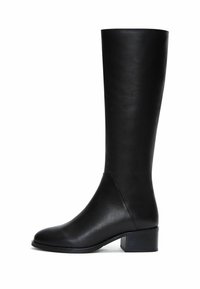 Botte noire montante en cuir lisse avec un bout légèrement arrondi, un talon bloc et un design minimaliste. Détail de couture sur le côté.