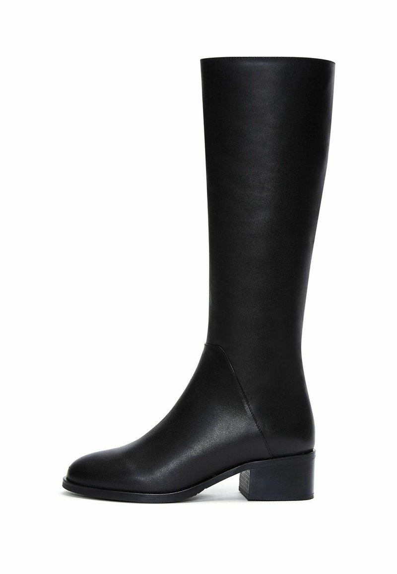 Botte noire montante en cuir lisse avec un bout légèrement arrondi, un talon bloc et un design minimaliste. Détail de couture sur le côté.