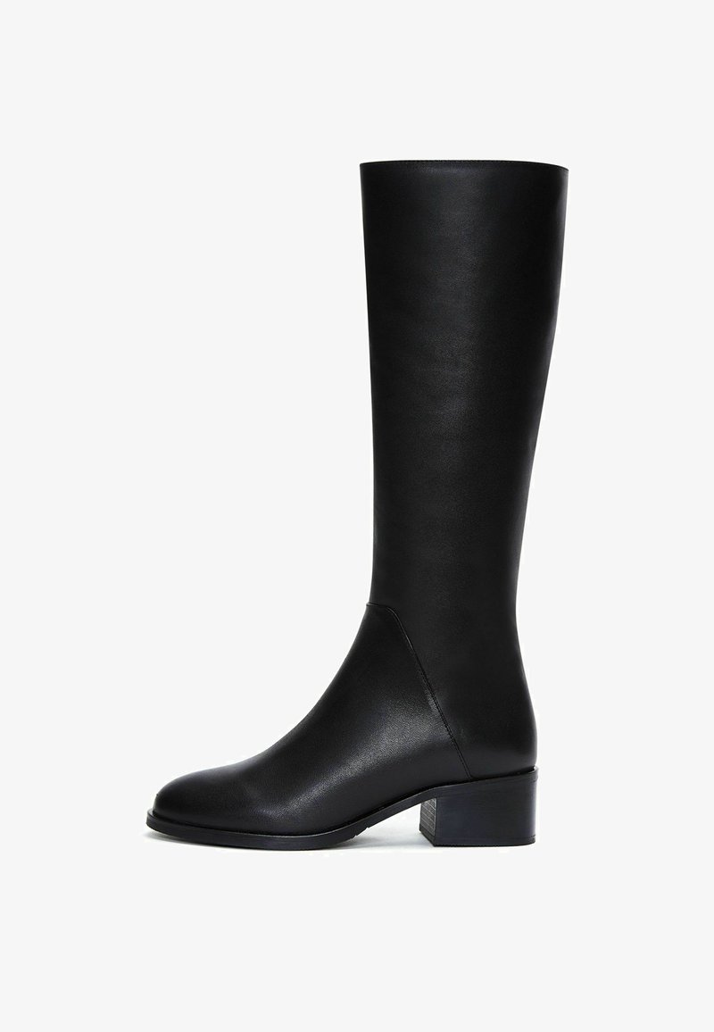 Zwarte kniehoge laars van soepel leer met een licht afgeronde neus, blokhak en een minimalistisch ontwerp. Aanwezig zijn details aan de zijnaad.