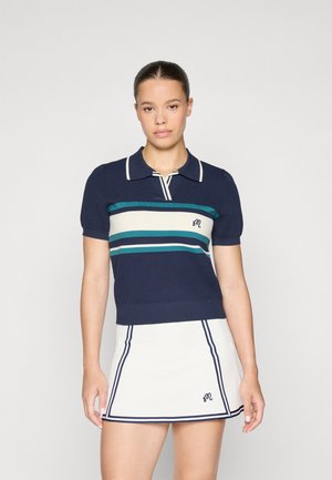 Marineblå strikket polo med korte ermer, med horisontale striper i turkis, krem og marineblå. Inkluderer brodert logo og hvite trim-detaljer.