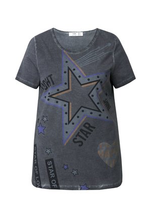 Maglietta in cotone grigia con una grande grafica a forma di stella con contorni neri e dettagli in viola e marrone, insieme a vari testi e stelle più piccole.