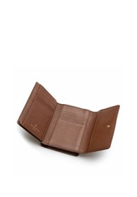 Portafoglio in pelle marrone con una finitura testurizzata, dotato di più slot per carte, un design pieghevole e una chiusura a scatto dorata.