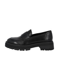 Mocassins en cuir noir avec un bout arrondi, détail de sangle avant accentué et semelle en caoutchouc épaisse et robuste. Texture lisse et design minimaliste.
