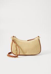 Žlutá pletená kabelka s hladkým, strukturovaným tvarem, hnědými koženými akcenty a zlatými kovovými detaily. Obsahuje odnímatelný řetízkový popruh.