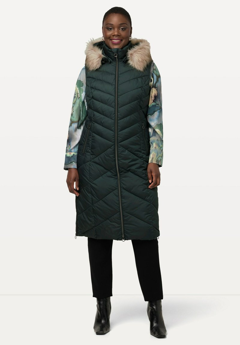 Langer grüner Puffermantel mit einer Kapuze aus Kunstfell, Reißverschluss vorne und schrägem Steppmuster. Verfügt über Ärmel mit Aquarelldruck und seitliche Taschen.