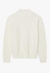 Krämfärgad ribbad stickad tröja med diagonalt randmönster, långa ärmar och en åtsittande mock neck-krage.