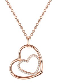 Ciondolo in oro rosa con due cuori intrecciati, il cuore interno decorato con pietre preziose trasparenti, attaccato a una delicata catena.