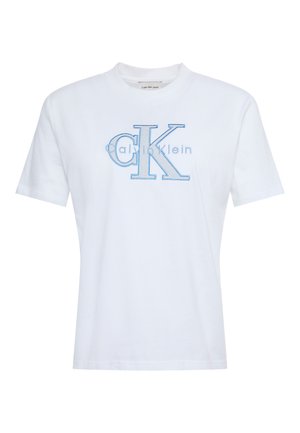 Weißes T-Shirt mit kurzen Ärmeln und Rundhalsausschnitt, vorne mittig mit großem blauem "CK" und "Calvin Klein" Logo bedruckt.