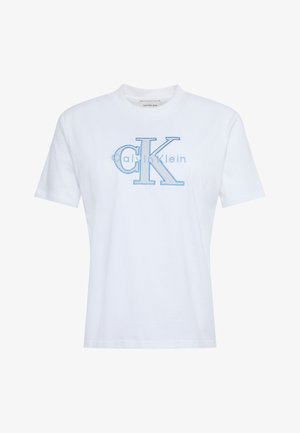 Weißes T-Shirt mit kurzen Ärmeln und Rundhalsausschnitt, vorne mittig mit großem blauem "CK" und "Calvin Klein" Logo bedruckt.
