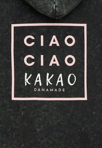 Schwarzer Kapuzenpullover mit strukturiertem Finish, der pinke und weiße grafische Schriftzüge zeigt: "CIAO CIAO KAKAO DANAMADE", umrandet von einem rechteckigen Rahmen.