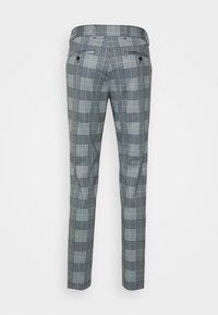 Šedé slim-fit kalhoty s černobílým kostkovaným vzorem, které mají poutka na opasek a dvě zadní kapsy na knoflíky.