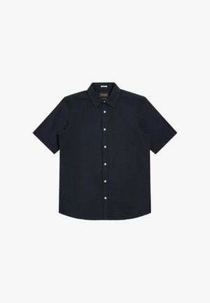 Granatowa koszula z krótkim rękawem wykonana z teksturowanej tkaniny, z kołnierzykiem na guziki i białymi guzikami, posiadająca prosty krój na dole.