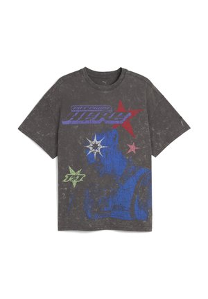 Grå oversized t-shirt med rund hals, prydet med blå og rød grafisk tryk af en figur med farverige stjerneakcenter i grøn og hvid.