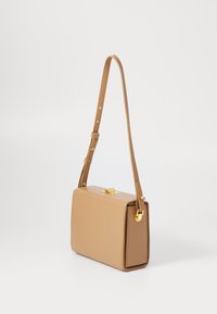 Tan rechthoekige handtas met een gladde leren textuur, gouden hardware en een verstelbare schouderriem. Beschikt over een bovenklem sluiting.