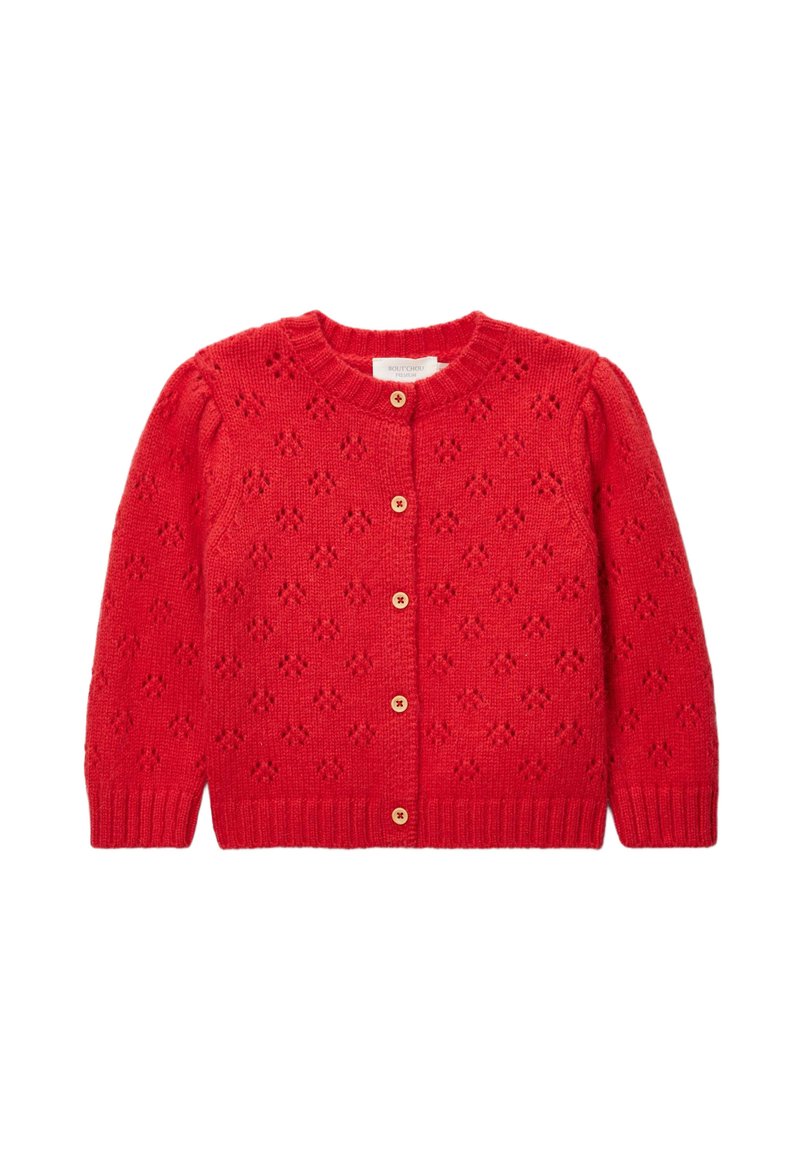 Cardigan rouge en tricot avec un motif floral texturé, col rond et boutons en bois sur le devant. Poignets côtelés et ourlet.