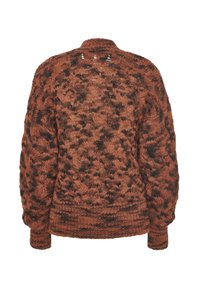 Maglione lavorato a maglia marrone con un motivo testurizzato, caratterizzato da accenti scuri e un collo alto. Le maniche lunghe e i polsini a costine completano il design.