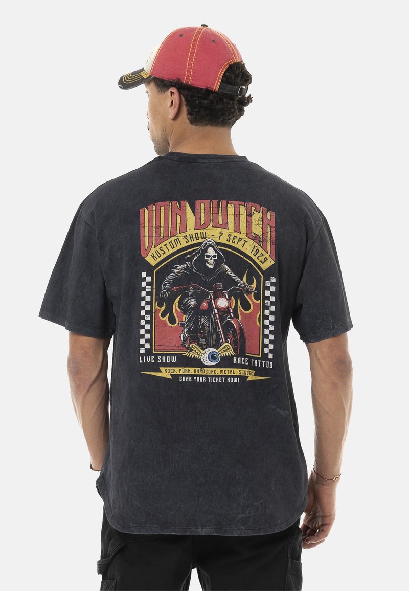 T-shirt en coton noir avec un graphisme vintage représentant un crâne et une moto. Le texte inclut "Von Dutch" et les détails de l'événement. Encolure ronde, manches courtes.