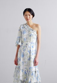 Eén-schouder ruffle jurk van lichtgewicht stof, met een bloemenpatroon in blauw en groen, een cinched taille en een gelaagde ruffle zoom.
