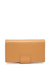 Cartera de cuero marrón claro con una superficie texturizada, forma rectangular y una solapa frontal asegurada por una pequeña pestaña. Diseño minimalista, sin herrajes visibles.