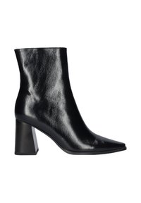 Botín negro de tobillo hecho de cuero brillante con punta afilada y tacón de bloque. Textura suave con un diseño elegante y minimalista.