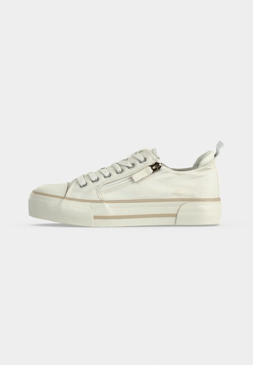 Λευκό χαμηλό sneaker με κορδόνια μπροστά, πλευρικό φερμουάρ, μπεζ γραμμή στη σόλα και τρύπα έλξης στη φτέρνα, εμφανιζόμενο σε πλαϊνή όψη.