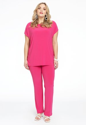 Helles Pink, kurzes Oberteil mit passenden Hosen, aus weichem Stoff gefertigt. Verfügt über eine lockere Passform und ein minimalistisches Design ohne Muster.