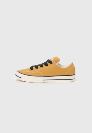 CHUCK TAYLOR PUFF UNISEX - Treniņu apavi - honey stick/vintage white/fire drill