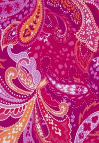 Spilgtas paisley raksts ar rozā, oranžām un purpursarkanām nokrāsām, ar sarežģītiem elementiem un vijīgām zīmēm uz gludas auduma fona.