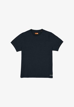 Dunkelblauses T-Shirt mit Rundhalsausschnitt, kurzen Ärmeln und geradem Saum. Mit einem orangefarbenen Markenlabel am Ausschnitt und einem weißen Logo am Saum.