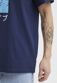 Solid SDELLINGTON - Marškinėliai su spaudiniu - medieval blue