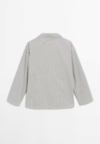 Gestreiftes Hemd in Schwarz und Weiß, mit Kragen, langen Ärmeln und lockerem Schnitt. Vertikale Streifen erzeugen ein strukturiertes Erscheinungsbild.