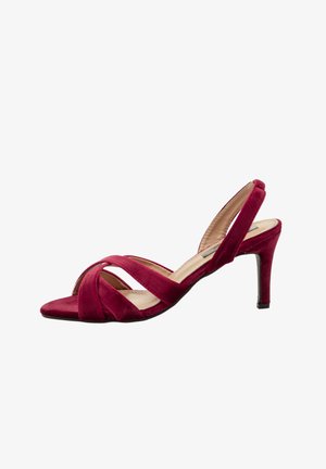 Sandalias de tacón alto de terciopelo rojo con punta afilada, tiras cruzadas y diseño trasero abierto, con un tacón esbelto.