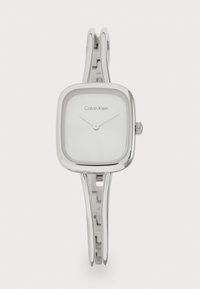 Orologio quadrato argento Calvin Klein con quadrante bianco, lancette minimaliste e un bracciale metallico elegante con finitura liscia.