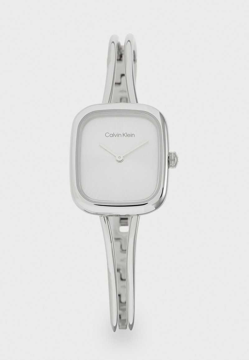 Orologio quadrato argento Calvin Klein con quadrante bianco, lancette minimaliste e un bracciale metallico elegante con finitura liscia.
