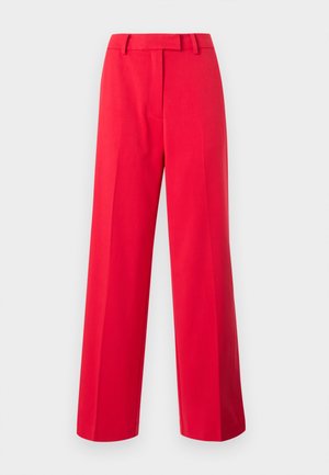 Sarkanas, ar augstu vidukli, platas kājas bikses ar jostu cilpām un slēptu priekšpuses aizdari uz vienkārša gaiša fona.