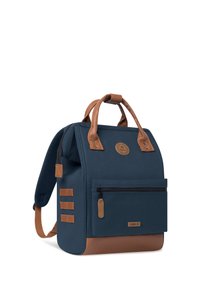 Zaino in tessuto blu navy con dettagli in pelle beige, tasca frontale con zip e due manici superiori. Presenta spallacci regolabili e imbottiti.