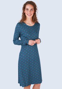 Langärmliges blaues Kleid mit einem floralen Muster in Rot und Türkis, aus weichem Stoff mit einem Rundhalsausschnitt und lockerer Passform.