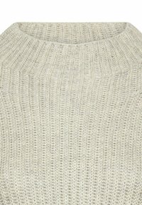 Jasno beżowy sweter z dzianiny o wysokim, prążkowanym dekolcie, z pionowymi teksturowanymi liniami i miękkim, przewiewnym materiałem.