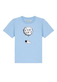 Lichtblauw T-shirt met korte mouwen, voorzien van een zwart-wit grafiek van een astronaut en de maan, met een gladde katoenstructuur.
