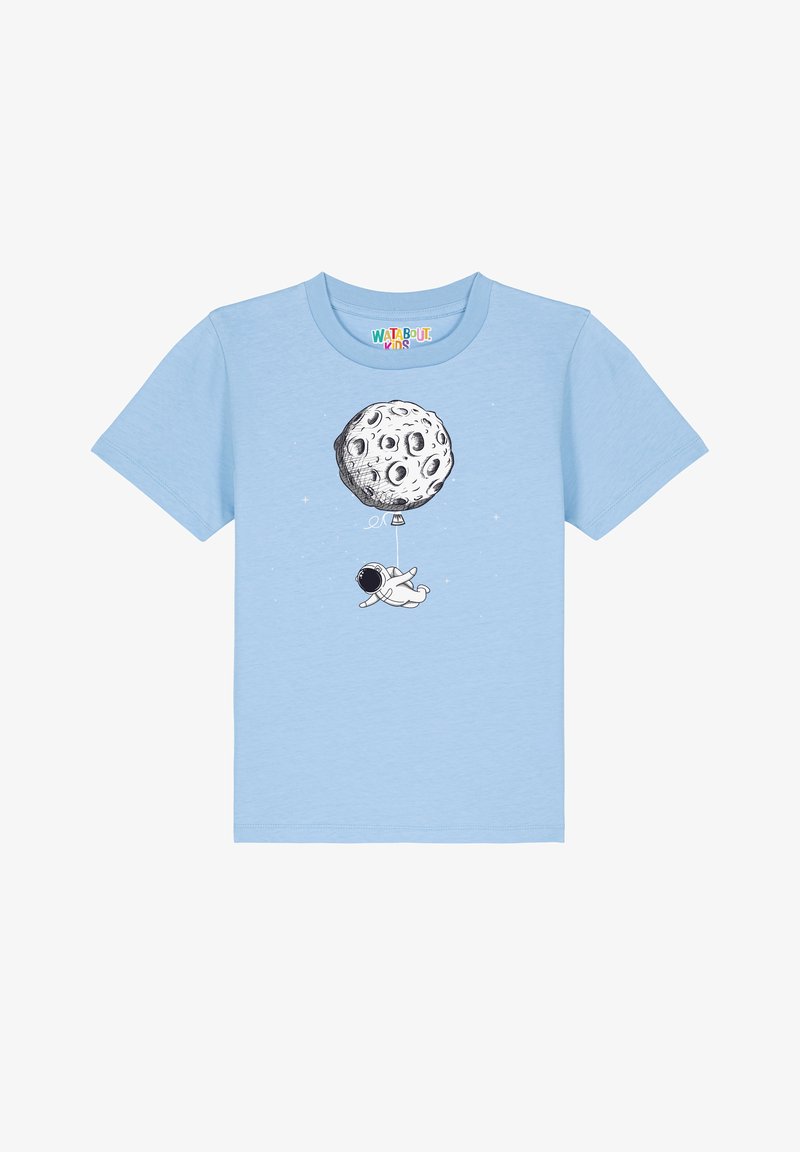 Lichtblauw T-shirt met korte mouwen, voorzien van een zwart-wit grafiek van een astronaut en de maan, met een gladde katoenstructuur.