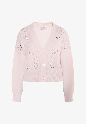 Svetloružový pletený cardigan s výstrihom do V, dekoratívnym vzorom listov a tromi veľkými gombíkmi. Má dlhé rukávy a skrátený strih.