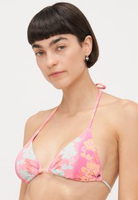 Roza trokutasta bikini gornji dio s cvjetnim uzorkom u tirkiznoj i narančastoj boji, sa tankim trakama i detaljem čvora sprijeda. Teksturirani materijal.