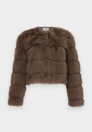 Veste courte en fausse fourrure marron avec une finition texturée, présentant un col rond et des manches longues, conçue avec des panneaux horizontaux.